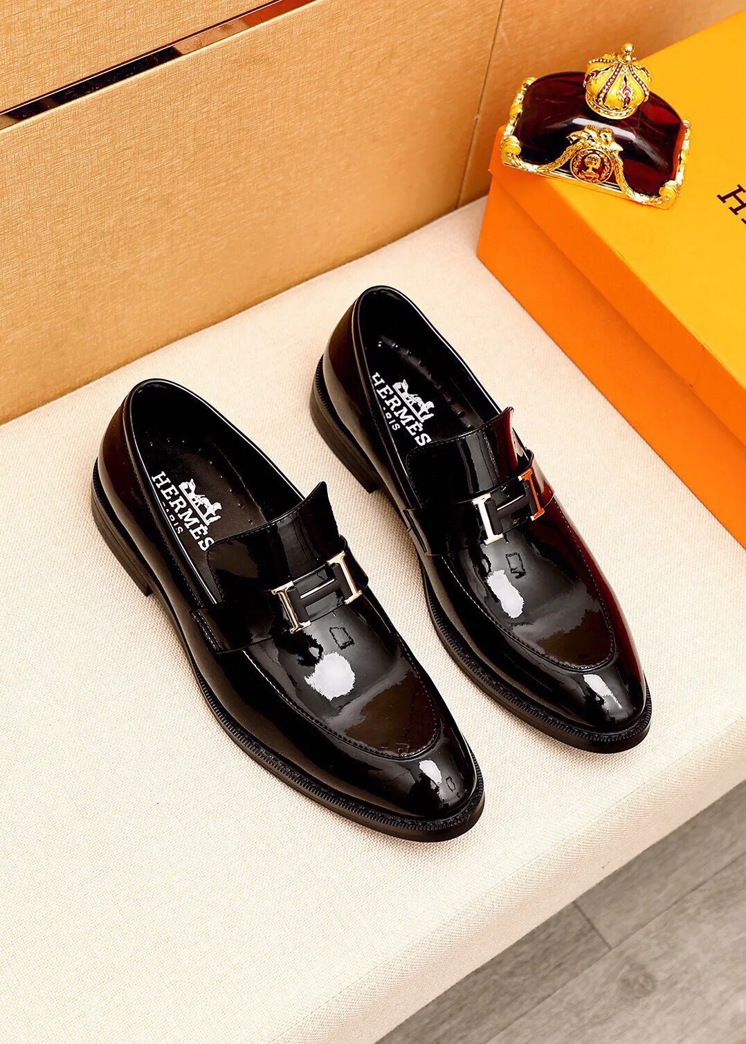 Men's shoes 💰460 💐 Product trademark: HERMES "Hermès" casual leather shoes Regular size: 38-44 (45🉑️customized) Product materials: Selected imported first-layer open edge bead upper + classic hardware buckle, imported water-dyed 🐂 cowhide lining. Strong three-dimensional visual effect, combined outsole Color: 2⃣️colors available
